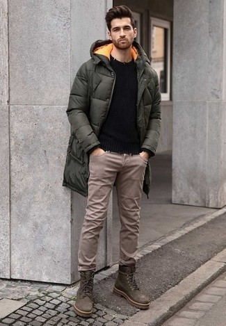 С чем носить оливковое пальто мужчине в стиле кэжуал: Как видишь, оливковое пальто смотрится стильно в тандеме со светло-коричневыми джинсами. Думаешь привнести в этот наряд немного строгости? Тогда в качестве обуви к этому образу, обрати внимание на коричневые замшевые рабочие ботинки.