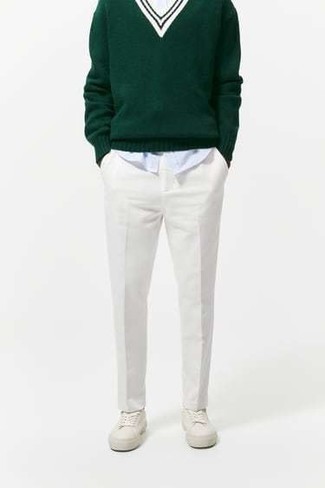 Как носить темно-зеленый свитер с v-образным вырезом с белыми низкими кедами в 30 лет мужчине: Темно-зеленый свитер с v-образным вырезом и белые брюки чинос — отличный лук, если ты хочешь составить расслабленный, но в то же время модный мужской лук. Что касается обуви, можешь отдать предпочтение функциональности и выбрать белые низкие кеды.