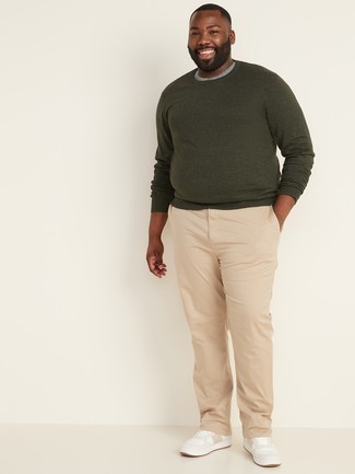 С чем носить темно-зеленый свитер с круглым вырезом мужчине: Темно-зеленый свитер с круглым вырезом и бежевые брюки чинос — необходимые элементы в гардеробе джентльменов с чувством стиля. Закончи образ белыми кожаными низкими кедами, если боишься, что он получится слишком формальным.