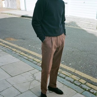 С чем носить коричневые классические брюки в 30 лет мужчине: Темно-зеленый свитер с круглым вырезом в сочетании с коричневыми классическими брюками поможет создать стильный и элегантный лук. В сочетании с этим ансамблем наиболее удачно будут выглядеть черные замшевые лоферы.