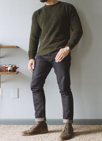 С чем носить оливковый свитер с круглым вырезом в 30 лет мужчине в стиле кэжуал: Оливковый свитер с круглым вырезом в сочетании с темно-синими джинсами не прекращает импонировать стильным мужчинам. Оливковые кожаные низкие кеды станут классным завершением твоего образа.