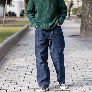 С чем носить темно-зеленый свитер с круглым вырезом мужчине осень в стиле кэжуал: Темно-зеленый свитер с круглым вырезом и темно-синие джинсы — прекрасный выбор, если ты ищешь лёгкий, но в то же время стильный мужской образ. Темно-сине-белые низкие кеды из плотной ткани — прекрасный выбор, чтобы закончить образ. Безусловно, подобное сочетание вещей будет смотреться превосходно осенью.