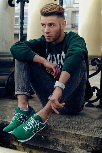 Как носить синие джинсы с темно-зелеными кроссовками мужчине: Темно-зеленый свитер с круглым вырезом с принтом и синие джинсы — стильный выбор джентльменов, которые постоянно в движении. Этот образ органично закончат темно-зеленые кроссовки.