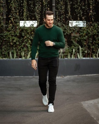 С чем носить темно-зеленый свитер с круглым вырезом мужчине весна: Дуэт темно-зеленого свитера с круглым вырезом и черных джинсов поможет создать необыденный мужской лук в стиле casual. В тандеме с этим ансамблем наиболее удачно выглядят белые низкие кеды из плотной ткани. Когда зимнее время года уходит и сменяется более теплыми деньками, хочется выглядеть ярко и привлекательно для женского пола. Подобное сочетание одежды точно поможет достичь именно этого.