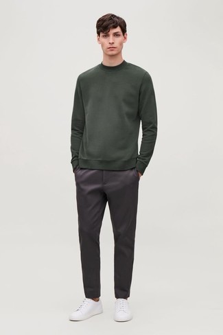 С чем носить темно-пурпурные брюки чинос весна: Темно-зеленый свитшот в паре с темно-пурпурными брюками чинос поможет подчеркнуть твой личный стиль. Белые низкие кеды из плотной ткани станут замечательным завершением твоего лука. Когда приходит теплая весенняя пора, мы сбрасываем верхнюю одежду и встает вопрос о том, что носить. Такое сочетание будет отличным вдохновением.