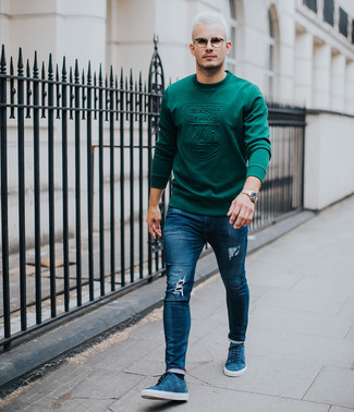 Как носить синие джинсы с темно-синими замшевыми низкими кедами в 20 лет мужчине в теплую погоду в спортивном стиле: Такое простое и комфортное сочетание вещей, как темно-зеленый свитшот и синие джинсы, нравится джентльменам, которые любят проводить дни в постоянном движении. Темно-синие замшевые низкие кеды — прекрасный вариант, чтобы закончить образ.