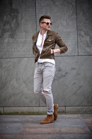 Модный лук: темно-коричневая джинсовая куртка, белая рубашка с длинным рукавом, серые рваные зауженные джинсы, табачные замшевые ботинки дезерты