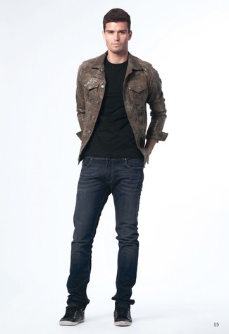 Как носить темно-коричневую джинсовую куртку с черными кожаными низкими кедами в 30 лет мужчине: Стильное сочетание темно-коричневой джинсовой куртки и темно-синих джинсов позволит выразить твой личный стиль и выделиться из толпы. Черные кожаные низкие кеды прекрасно дополнят этот лук.