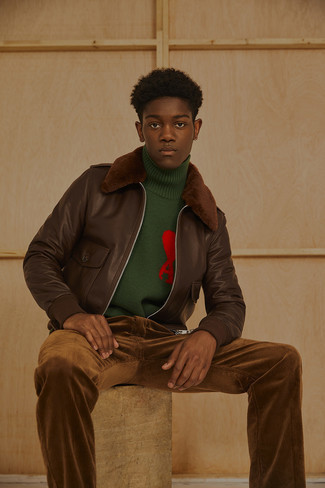 С чем носить темно-зеленую шерстяную водолазку в 20 лет мужчине: Дуэт темно-зеленой шерстяной водолазки и коричневых вельветовых брюк чинос — отличный пример современного городского стиля.