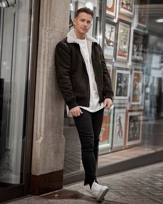С чем носить куртку в 20 лет мужчине в прохладную погоду: Сочетание куртки и черных зауженных джинсов позволит создать модный мужской образ. В паре с этим образом наиболее уместно выглядят белые кожаные низкие кеды.