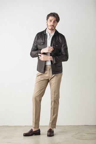 Какие классические брюки носить с бело-темно-синей футболкой-поло мужчине в прохладную погоду: Если не представляешь, в чем пойти на учебу или на работу, бело-темно-синяя футболка-поло и классические брюки — хороший вариант. Теперь почему бы не добавить в повседневный лук чуточку стильной строгости с помощью темно-коричневых кожаных лоферов?