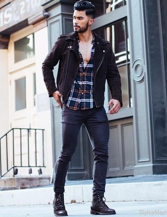 Какие рубашки с длинным рукавом носить с темно-синими зауженными джинсами в 20 лет мужчине в стиле кэжуал: Рекомендуем взять на вооружение это функциональное сочетание рубашки с длинным рукавом и темно-синих зауженных джинсов. Теперь почему бы не привнести в этот образ на каждый день немного изысканности с помощью черных кожаных повседневных ботинок?