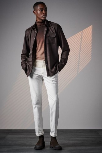 Какие водолазки носить с коричневой курткой-рубашкой в 20 лет мужчине в теплую погоду: Коричневая куртка-рубашка и водолазка — хороший выбор для поклонников стиля смарт-кэжуал. Любишь эксперименты? Закончи образ темно-коричневыми замшевыми ботинками челси.