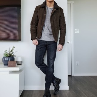 С чем носить темно-коричневую куртку-рубашку мужчине: Темно-коричневая куртка-рубашка и черные джинсы идеально подходят для создания городского образа на каждый день. Пара черных кожаных повседневных ботинок легко интегрируется в этот образ.