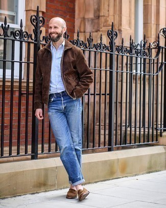 Какие джинсы носить с бирюзовой рубашкой с коротким рукавом в 30 лет мужчине в стиле смарт-кэжуал: Бирюзовая рубашка с коротким рукавом и джинсы — идеальный выбор, если ты хочешь создать раскованный, но в то же время стильный мужской образ. Почему бы не привнести в этот ансамбль на каждый день чуточку изысканности с помощью коричневых замшевых лоферов?