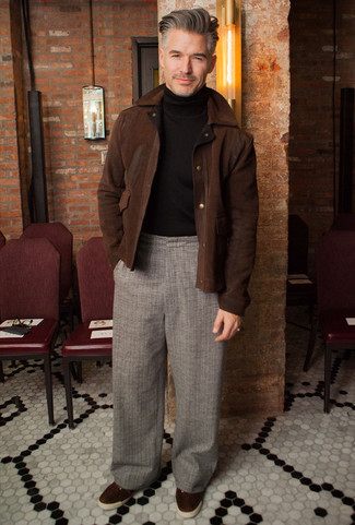 Какие куртки харрингтон носить с темно-серыми брюками чинос за 40 лет: Куртка харрингтон и темно-серые брюки чинос прочно закрепились в гардеробе многих парней, позволяя составлять незаезженные и комфортные ансамбли. Нравится рисковать? Дополни лук темно-коричневыми замшевыми низкими кедами.