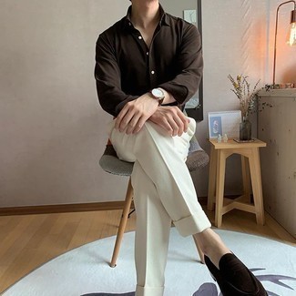 Модный лук: темно-коричневая рубашка с длинным рукавом, белые классические брюки, темно-коричневые замшевые лоферы, темно-коричневые кожаные часы