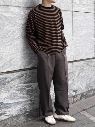Какие низкие кеды носить с темно-коричневыми брюками чинос в 20 лет лето: Темно-коричневая футболка с длинным рукавом и темно-коричневые брюки чинос — неотъемлемые вещи в гардеробе мужчин с чувством стиля. В сочетании с этим образом наиболее уместно будут смотреться низкие кеды. Без сомнений, такое сочетание как нельзя лучше подойдет для солнечной погоды.