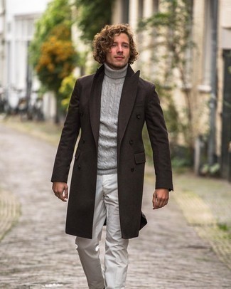 С чем носить длинное пальто в холод: Длинное пальто и белые брюки чинос однозначно украсят гардероб любого современного мужчины.