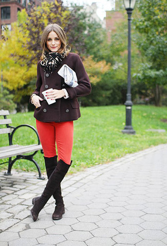 Модный лук: темно-коричневое полупальто, красные джинсы скинни, темно-коричневые замшевые ботфорты, черный шарф с леопардовым принтом