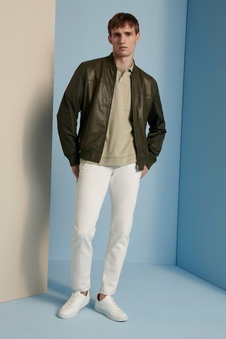С чем носить белые джинсы мужчине: Если в одежде ты ценишь комфорт и практичность, не обходи стороной образ из темно-коричневого кожаного бомбера и белых джинсов. В паре с этим луком наиболее уместно выглядят белые кожаные низкие кеды.