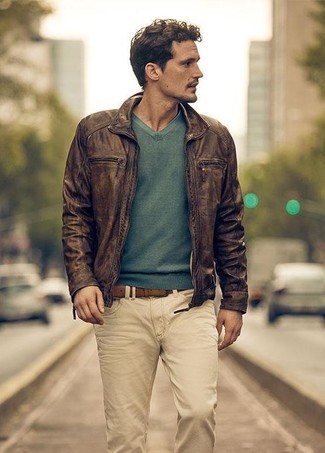 Какие бомберы носить с светло-коричневыми джинсами в 30 лет мужчине осень в стиле кэжуал: Бомбер в паре со светло-коричневыми джинсами позволит выразить твой индивидуальный стиль и выгодно выделиться из серой массы. В таком крутом ансамбле грустить по поводу окончания лета просто нереально.