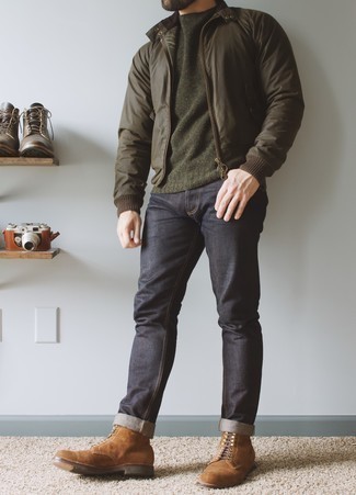 Какие повседневные ботинки носить с темно-коричневым бомбером мужчине в теплую погоду в стиле смарт-кэжуал: Темно-коричневый бомбер и темно-синие джинсы надежно закрепились в гардеробе современных джентльменов, помогая составлять незаезженные и стильные образы. Не прочь сделать лук немного элегантнее? Тогда в качестве дополнения к этому образу, обрати внимание на повседневные ботинки.
