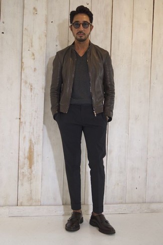 Какие брюки чинос носить с темно-серым свитером с v-образным вырезом за 40 лет: Сочетание темно-серого свитера с v-образным вырезом и брюк чинос — образец современного стиля в большом городе. Темно-коричневые кожаные монки с двумя ремешками добавят ансамблю элегантности.