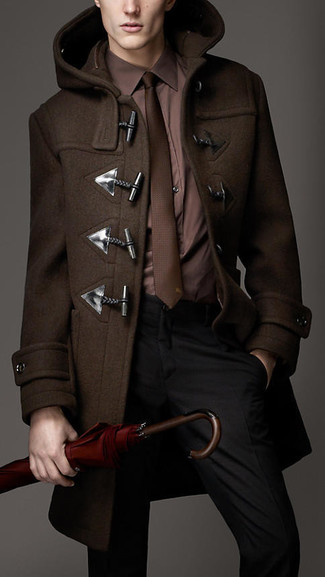 Какие классические брюки носить с коричневым дафлкотом мужчине: Образ из коричневого дафлкота и классических брюк смотрится очень привлекательно и элегантно.