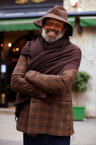 С чем носить темно-коричневый шарф за 50 лет мужчине: Если этот день тебе предстоит провести в движении, сочетание темно-коричневого двубортного пиджака в шотландскую клетку и темно-коричневого шарфа позволит создать удобный ансамбль в расслабленном стиле.