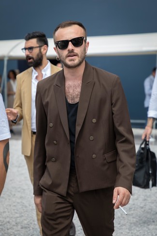 С чем носить темно-коричневый двубортный пиджак мужчине: Комбо из темно-коричневого двубортного пиджака и темно-коричневых классических брюк позволит воссоздать строгий деловой стиль.