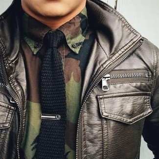 Модный лук: темно-коричневый кожаный бомбер, оливковая рубашка с длинным рукавом с камуфляжным принтом, черный вязаный галстук