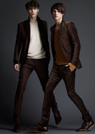 Модный лук: темно-коричневый костюм, бежевый свитер с круглым вырезом, темно-коричневые кожаные оксфорды