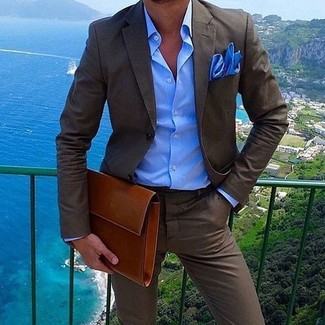 С чем носить синюю классическую рубашку мужчине: Синяя классическая рубашка в паре с темно-коричневым костюмом — превосходный пример элегантного мужского стиля.