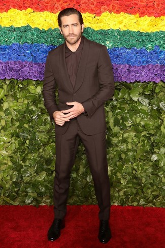 Как Jake Gyllenhaal носит Темно-коричневый костюм, Темно-коричневая классическая рубашка, Черные кожаные ботинки челси со змеиным рисунком