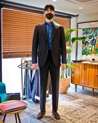 С чем носить темно-коричневые лоферы мужчине: Любой джентльмен будет выглядеть безукоризненно в темно-коричневом костюме и темно-синей классической рубашке из шамбре. Любишь дерзкие решения? Можешь завершить свой образ темно-коричневыми лоферами.