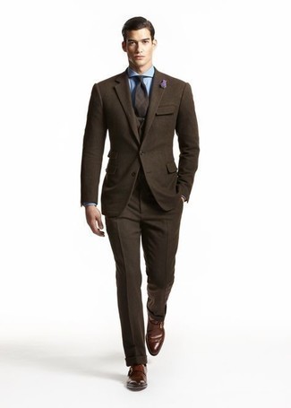 С чем носить темно-коричневый шерстяной костюм-тройку в деловом стиле: Сочетание темно-коричневого шерстяного костюма-тройки и голубой классической рубашки позволит примерить на себя строгий деловой стиль. Любишь незаурядные сочетания? Можешь закончить свой образ темно-коричневыми кожаными монками.