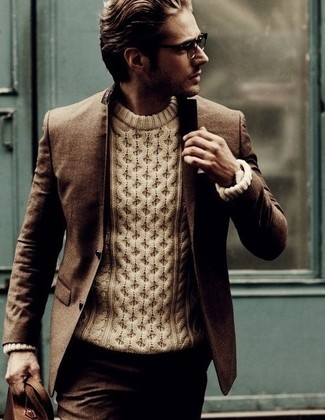 Как носить вязаный свитер с пиджаком мужчине: Пиджак и вязаный свитер — вариант, который будет непременно притягивать дамские взоры.