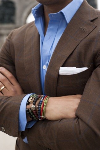 Модный лук: темно-коричневый пиджак в клетку, голубая классическая рубашка, белый нагрудный платок, оливковый браслет
