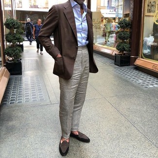 Как носить серые классические брюки с коричневыми замшевыми лоферами мужчине: Сочетание темно-коричневого пиджака и серых классических брюк поможет составить модный и мужественный образ. Чудесно сюда подходят коричневые замшевые лоферы.