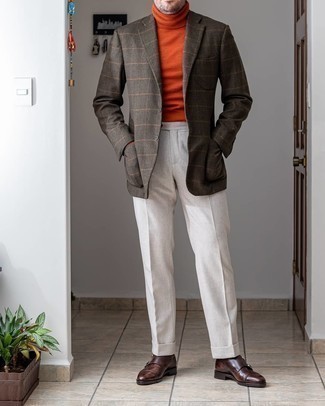 С чем носить темно-коричневый пиджак в 30 лет мужчине весна в стиле смарт-кэжуал: Несмотря на то, что это классический образ, тандем темно-коричневого пиджака и белых классических брюк является постоянным выбором современных джентльменов, покоряя при этом дамские сердца. Темно-коричневые кожаные монки с двумя ремешками чудесно дополнят этот лук. Когда холодная пора сменяется более теплыми деньками, хочется выглядеть необычно и привлекательно для женщин. Подобный ансамбль точно поможет достичь именно этого.
