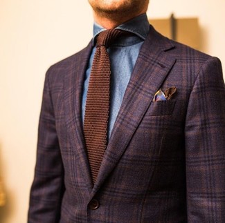 Модный лук: темно-коричневый шерстяной пиджак в шотландскую клетку, синяя джинсовая рубашка, коричневый вязаный галстук, коричневый шелковый нагрудный платок с принтом