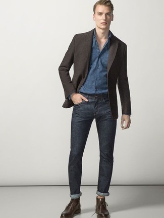 Как носить коричневый пиджак с темно-синими джинсами мужчине в теплую погоду: Комбо из коричневого пиджака и темно-синих джинсов — прекрасный офисный вариант для джентльменов. В паре с этим луком наиболее гармонично будут смотреться темно-коричневые кожаные ботинки дезерты.