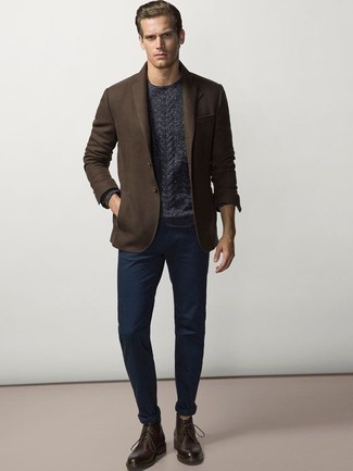 С чем носить темно-коричневый пиджак в 30 лет мужчине: Темно-коричневый пиджак и темно-синие брюки чинос — обязательные вещи в гардеробе стильного современного молодого человека. Отлично здесь будут смотреться темно-коричневые кожаные ботинки дезерты.