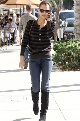 Модный лук: темно-коричневый свитер с круглым вырезом в горизонтальную полоску, темно-синие джинсы скинни, черные замшевые сапоги