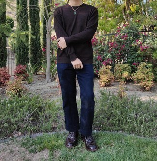 Какие брюки чинос носить с темно-коричневым свитером с круглым вырезом: Темно-коричневый свитер с круглым вырезом в паре с брюками чинос позволит подчеркнуть твой индивидуальный стиль и выгодно выделиться из серой массы. Любишь экспериментировать? Закончи лук темно-пурпурными кожаными повседневными ботинками.