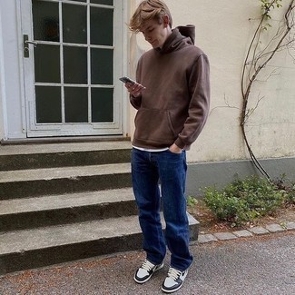 С чем носить темно-коричневый свитер мужчине весна: Темно-коричневый свитер в сочетании с темно-синими джинсами не прекращает импонировать молодым людям, которые всегда одеты стильно. Что касается обуви, можно отдать предпочтение классике и выбрать бело-черные кожаные низкие кеды. Разве это не великолепный выбор для межсезонного периода, когда теплеет, и погода позволяет долго гулять?