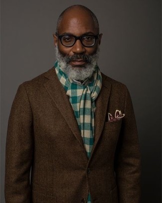 С чем носить коричневый шерстяной пиджак за 50 лет мужчине в стиле смарт-кэжуал: Создав лук из коричневого шерстяного пиджака, получишь подходящий мужской лук для полуформальных встреч после работы.