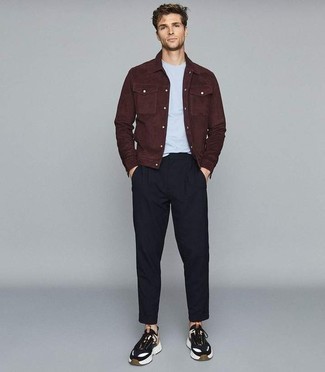 Как носить кроссовки с джинсовой курткой мужчине: Дуэт джинсовой куртки и черных брюк чинос поможет выглядеть аккуратно, а также выразить твой индивидуальный стиль. Чтобы добавить в образ толику легкости , на ноги можно надеть кроссовки.
