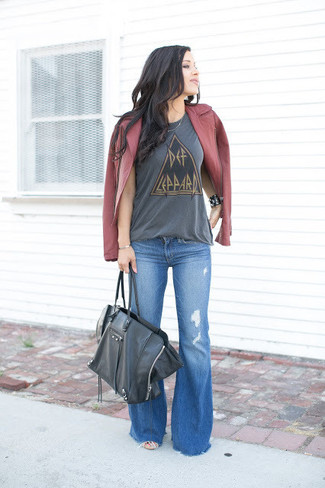 С чем носить джинсы-клеш в 30 лет в стиле кэжуал: Темно-красная кожаная косуха и джинсы-клеш — хороший выбор, если ты ищешь непринужденный, но в то же время стильный образ.